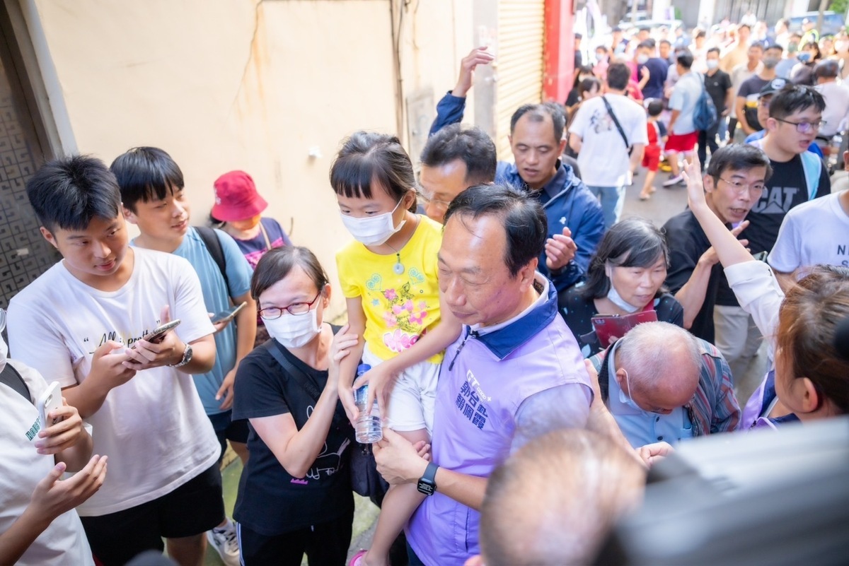 郭台銘到連署站受到熱烈歡迎。 郭台銘競辦/提供