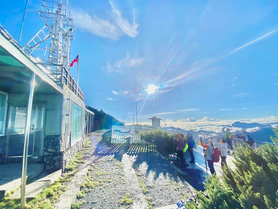 前氣象局長鄭明典於臉書分享自己在玉山北峰國慶升旗。 圖：翻攝自鄭明典臉書
