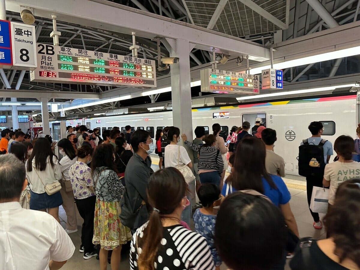 這個週六適逢總統大選，因此台鐵宣布1月13日(週六)及1月14日(週日)將加開西部幹線EMU3000型自強號2列次。 圖：台鐵/提供（資料照）