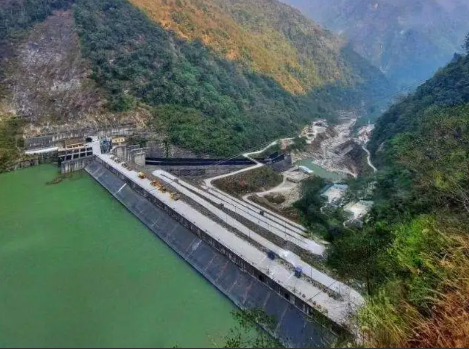 遭洪水衝擊的印度梯斯塔河第三水力發電廠。 圖:翻攝自騰訊新聞