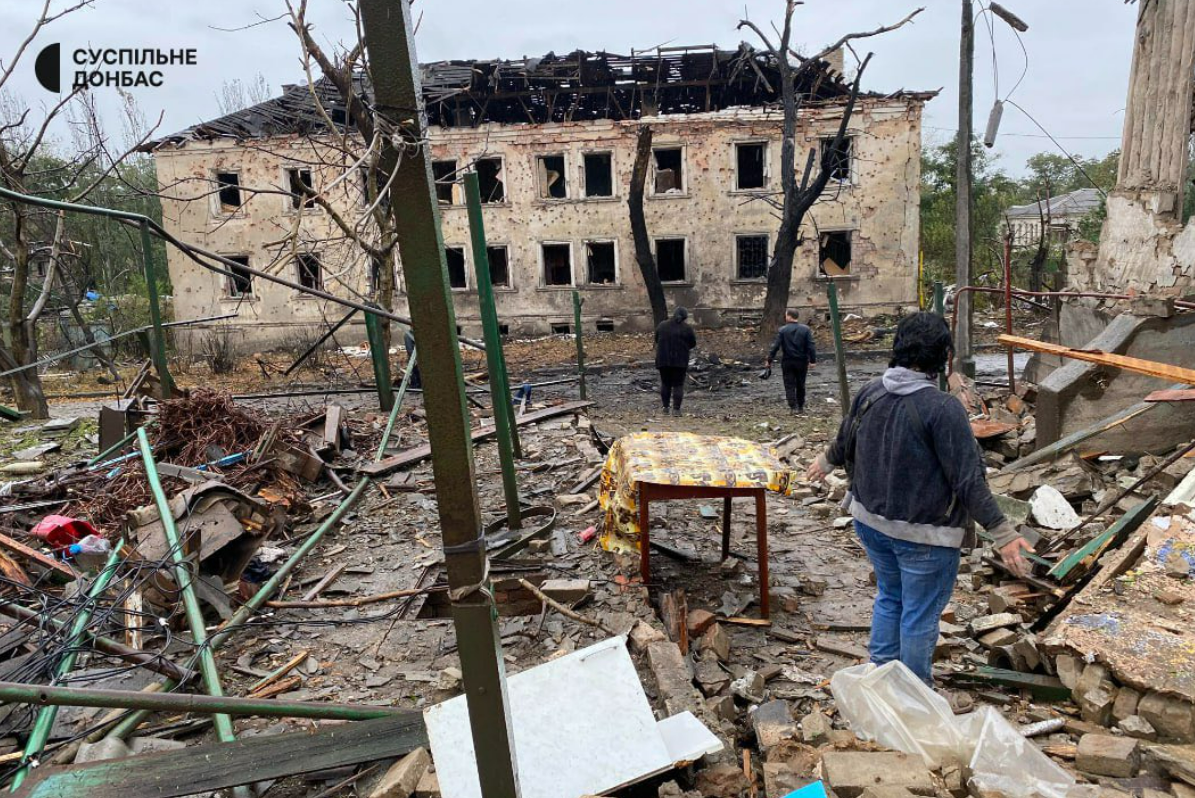 俄軍本周在頓內茨克州科斯蒂安蒂尼夫卡發射了一枚飛彈，造成4名平民受傷。 圖:翻攝自 @IrynaVoichuk X