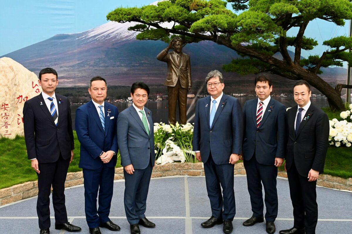 萩生田光一(右三)等六名眾議員向安倍晉三銅像致意。 圖：高雄市行國處/提供