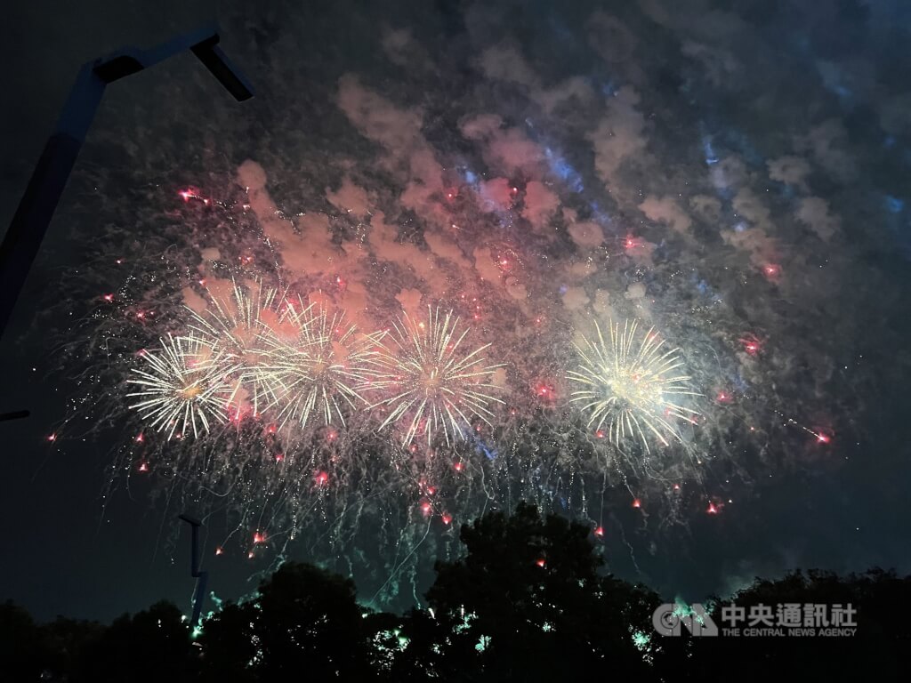 歡慶雙十國慶到來，112年國慶焰火10日晚間在台中市中央公園盛大施放，上演長達36分鐘的精彩焰火秀，璀璨煙花在夜空中綻放，點亮黑夜。  圖：中央社提供