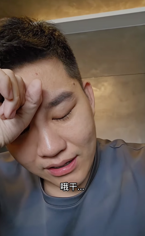 Joeman懊悔低頭表示「真的欸，她一開始是比在臉旁邊耶，等一下...」。 圖：翻攝自Joeman IG