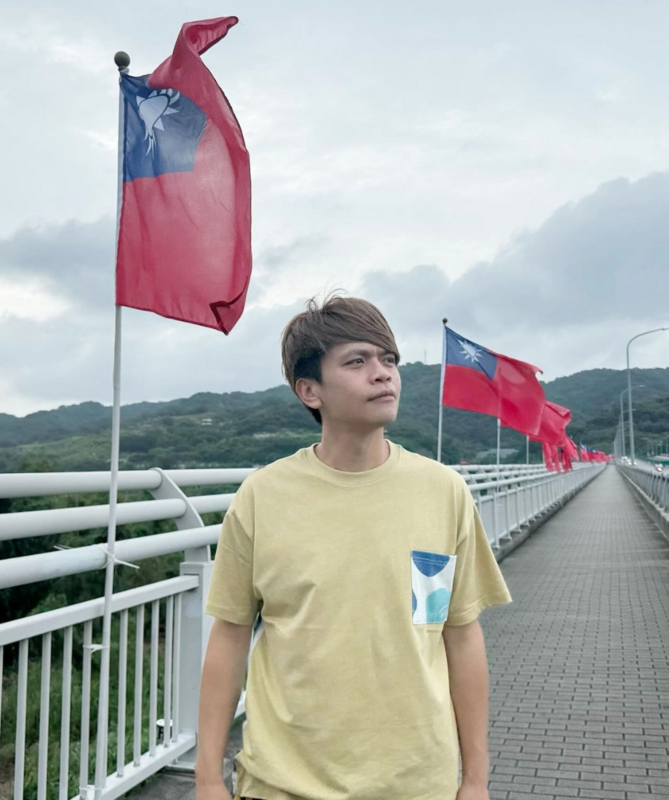 蔡阿嘎曬出跟國旗的合照慶祝國慶日。 圖：翻攝自蔡阿嘎IG