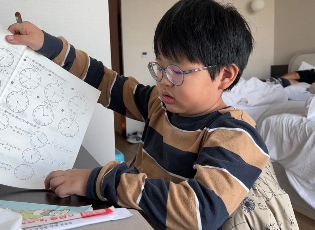 晨晨到韓國玩時還不忘寫數學作業。 圖：翻攝自003 IG