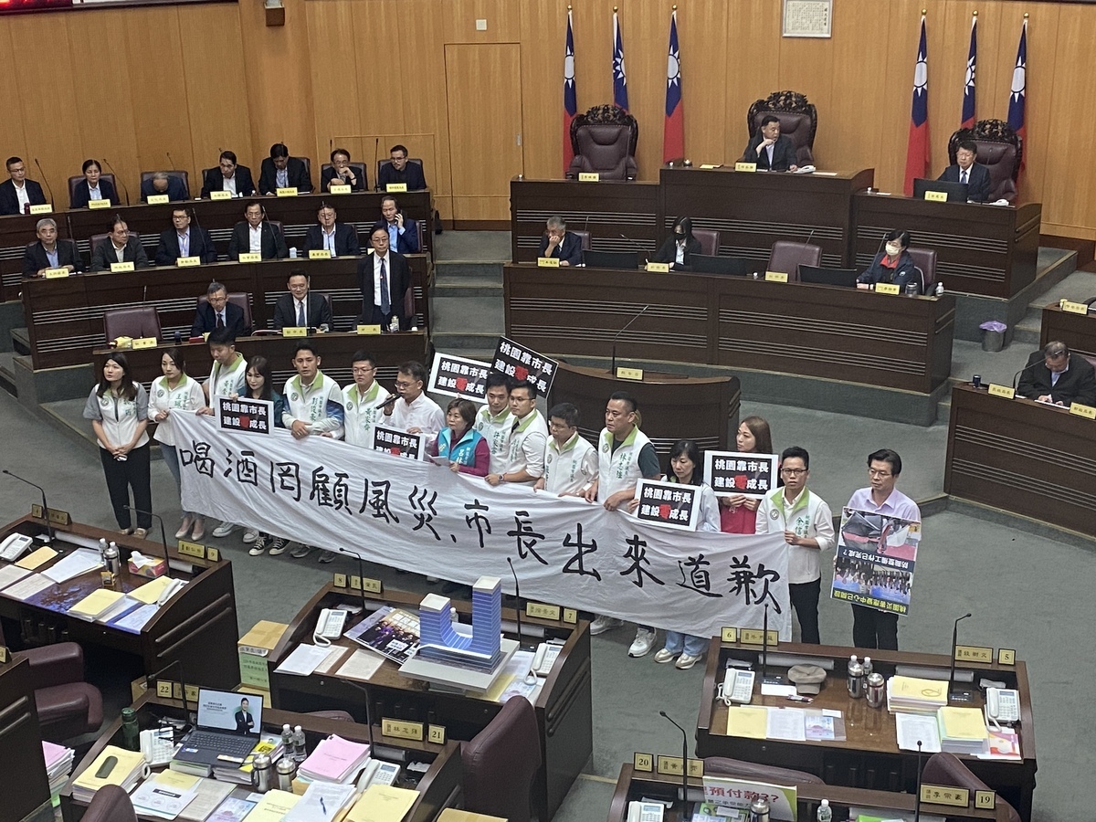 桃園市議會民進黨團抗議市長張善政於颱風夜忙參加國民黨餐會，罔顧市民安全。 圖：林昀真/攝