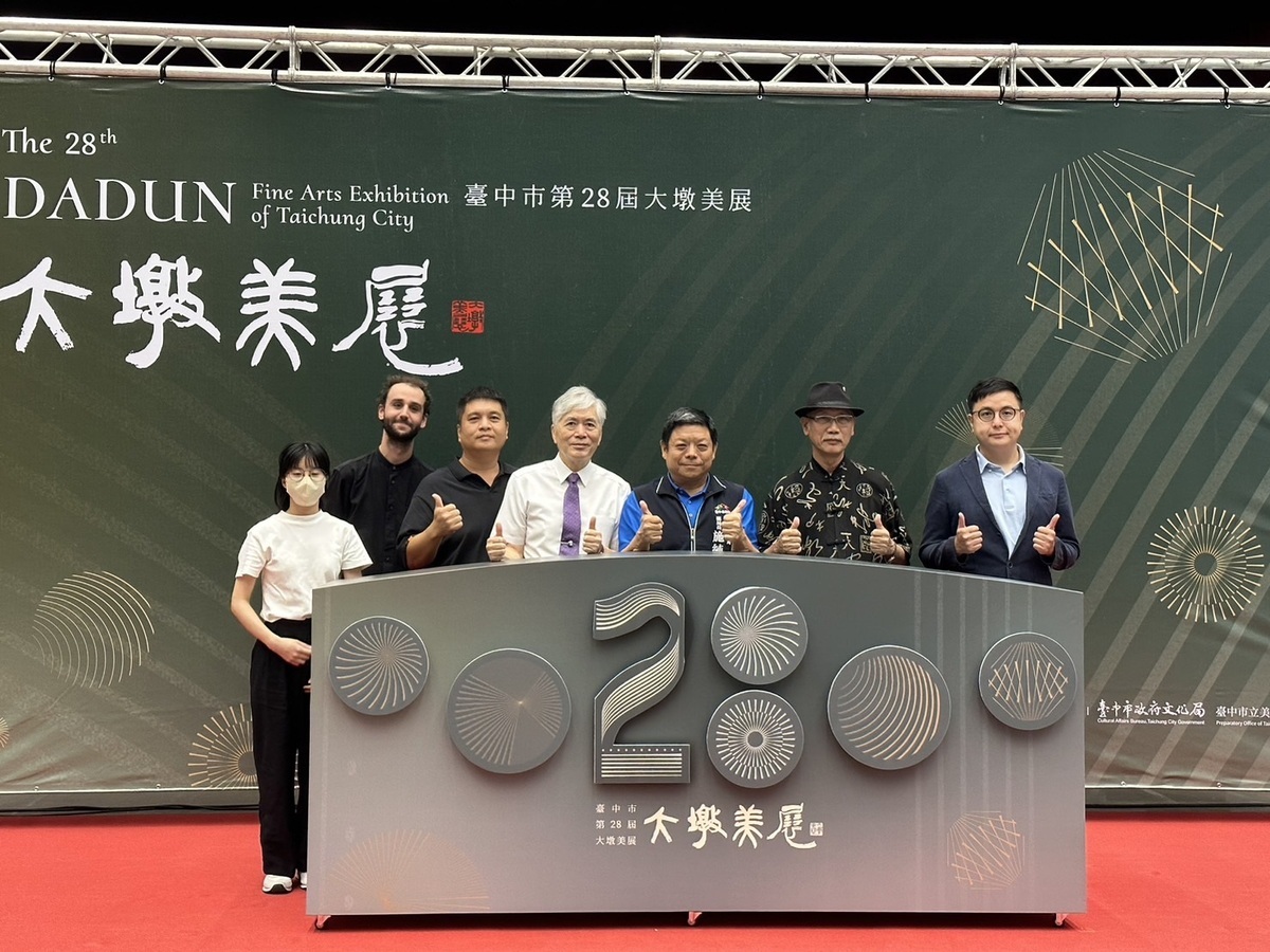 副局長施純福與評審委員及得獎者一同參與啟動儀式。 台中市政府文化局/提供