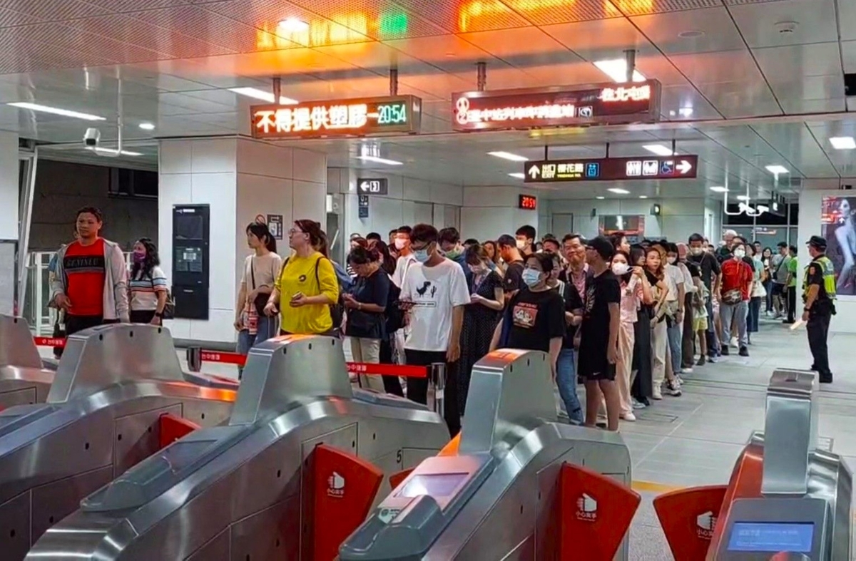 國慶焰火散場人潮大量湧入，捷運文心櫻花站啟動人潮管制措施。 圖：台中市政府／提供