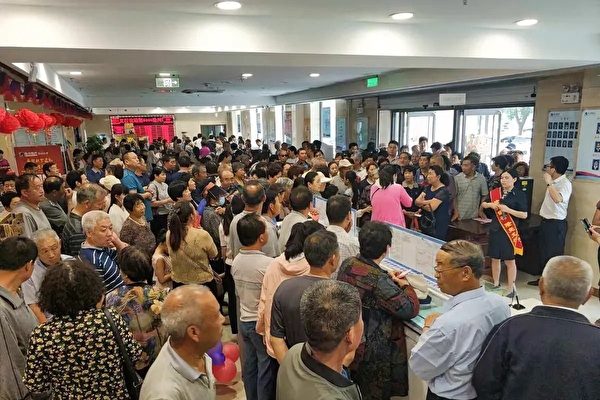近期一份「恒大所欠銀行貸款明細列表」在網上傳播，引起眾多河北滄州銀行儲戶，前往銀行擠兌事件。 圖：翻攝自微博