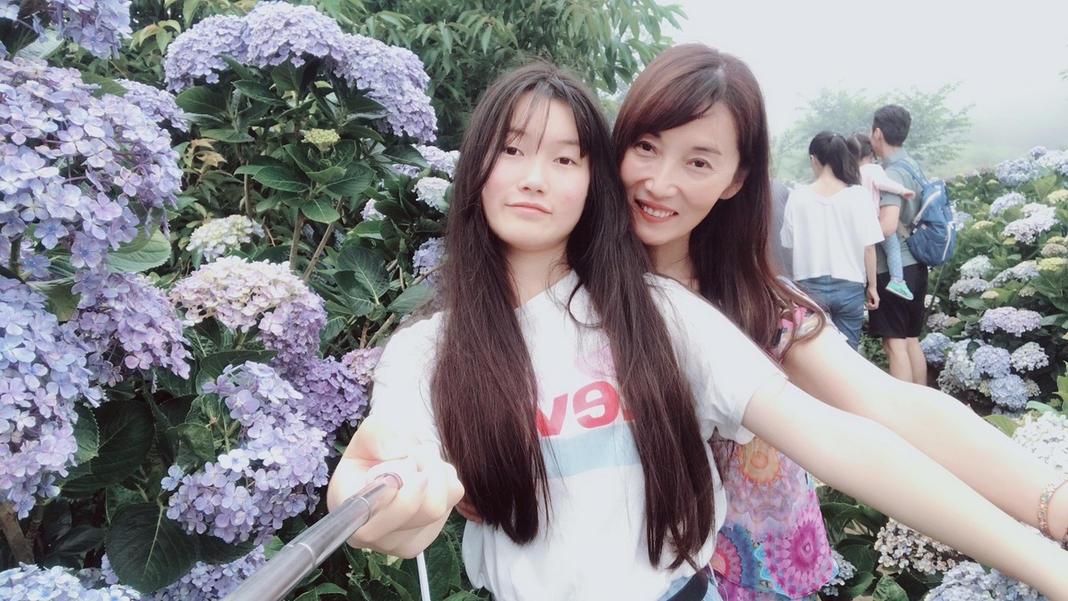 段榮(右)鼓勵從小在中國生長的女兒(左)，來到台灣要勇敢「做自己」，在成長過程中女兒實踐了「逐夢踏實」的精神，毛遂自薦地當上了學習委員和班長，甚至競選上學校的司儀。 圖：移民署提供