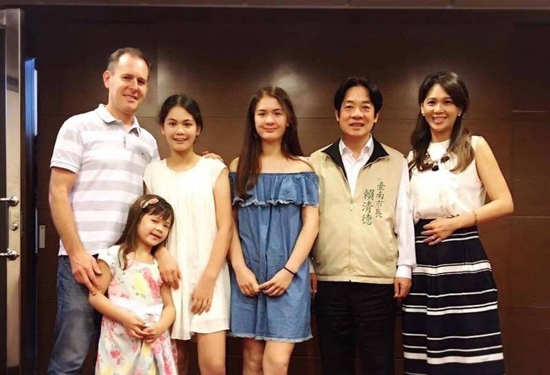 在「2023台美小姐選拔賽」獲「第一公主」和「最佳人氣獎」的台法混血兒杜若薇（右3）與母親張郁芬 （右1）曾與時任台南市長的賴清德（右二）合照。 圖：賴清德競辦提供（資料照）