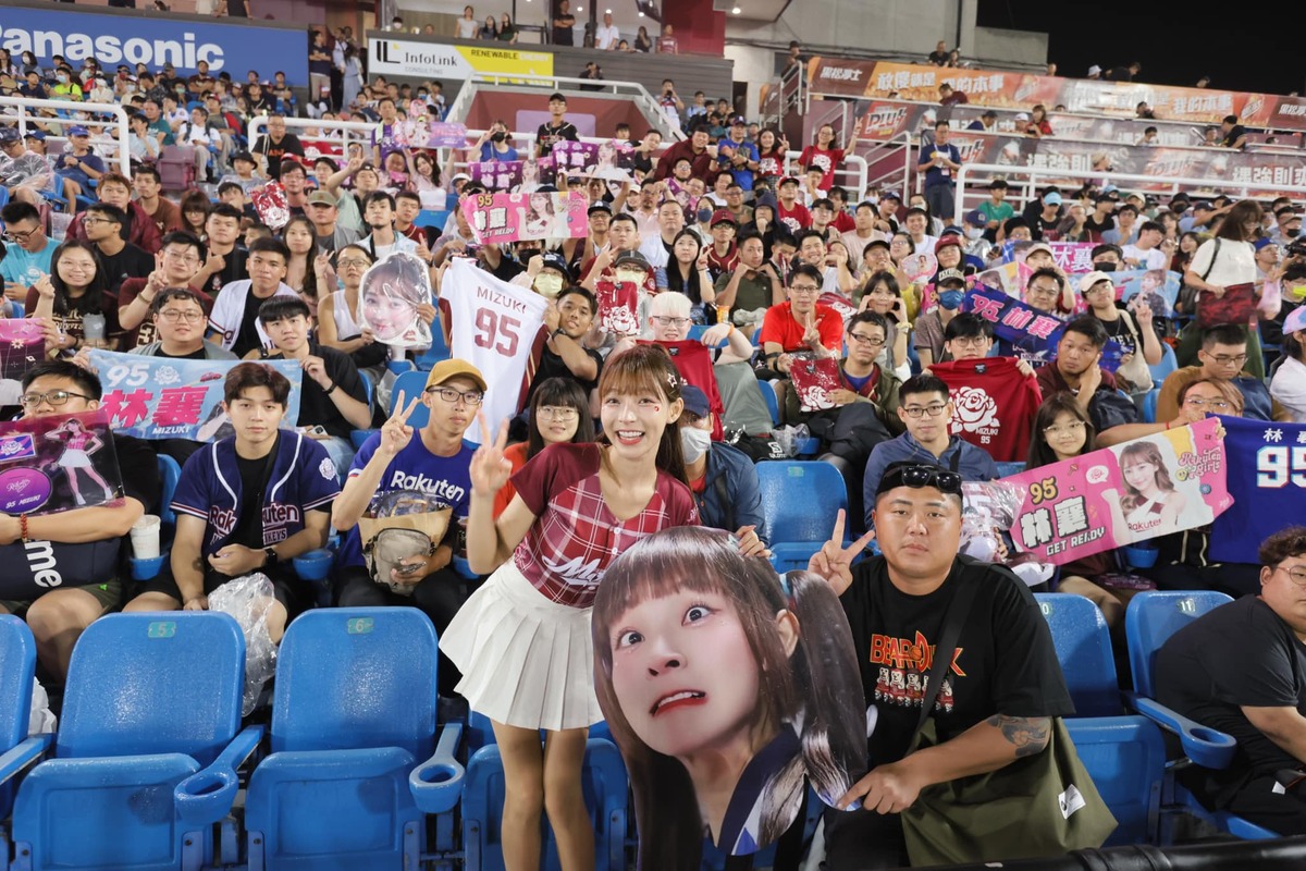 林襄跟超大的鬼臉應援看板合照。 圖：翻攝自Rakuten Girls FB