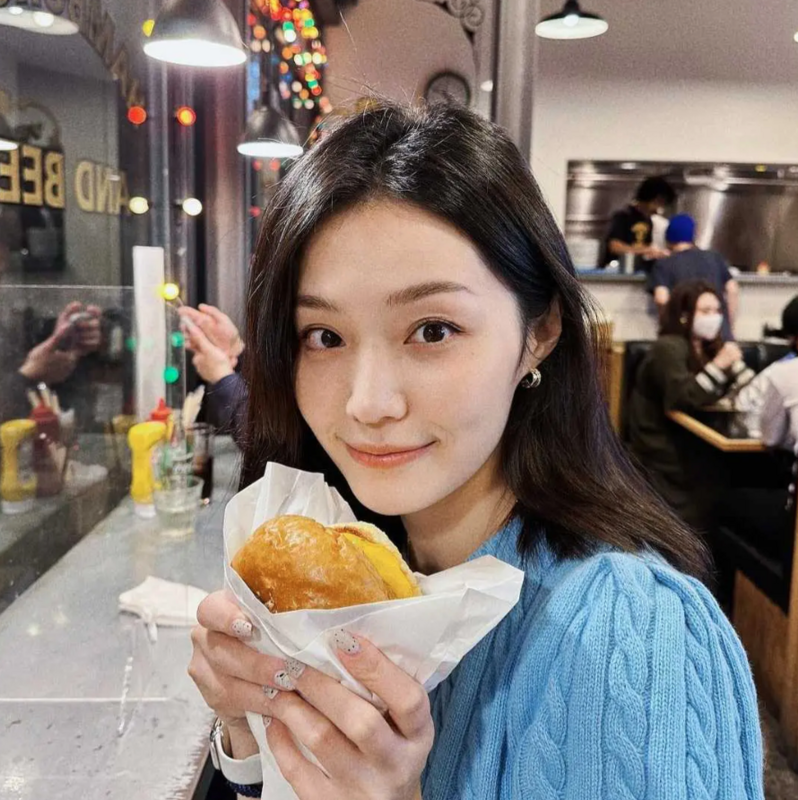 這名網友心中最美的YouTuber第三名是「飽妮」。 圖：翻攝自Dcard