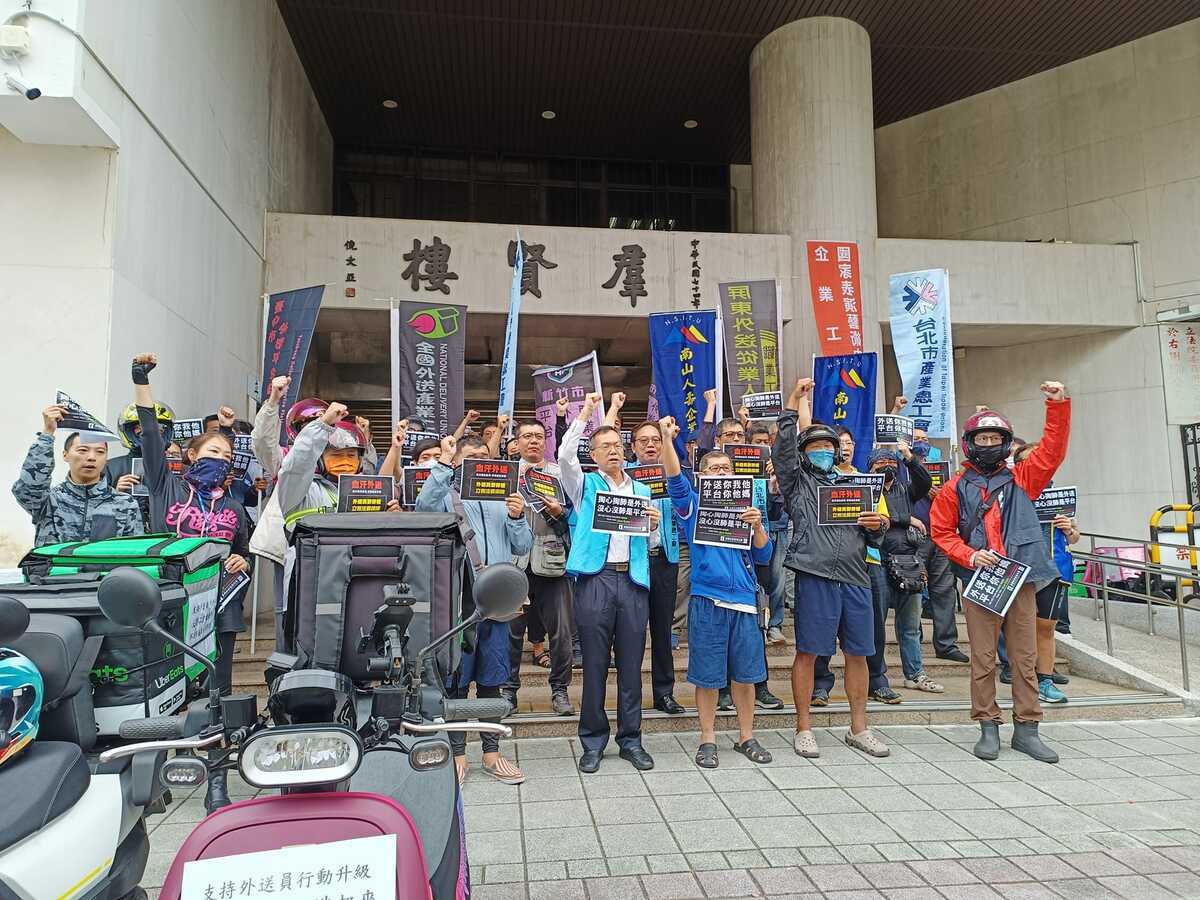外送員齊聚立院外喊話勞動部訂定外送專法 圖:台北市產業總工會