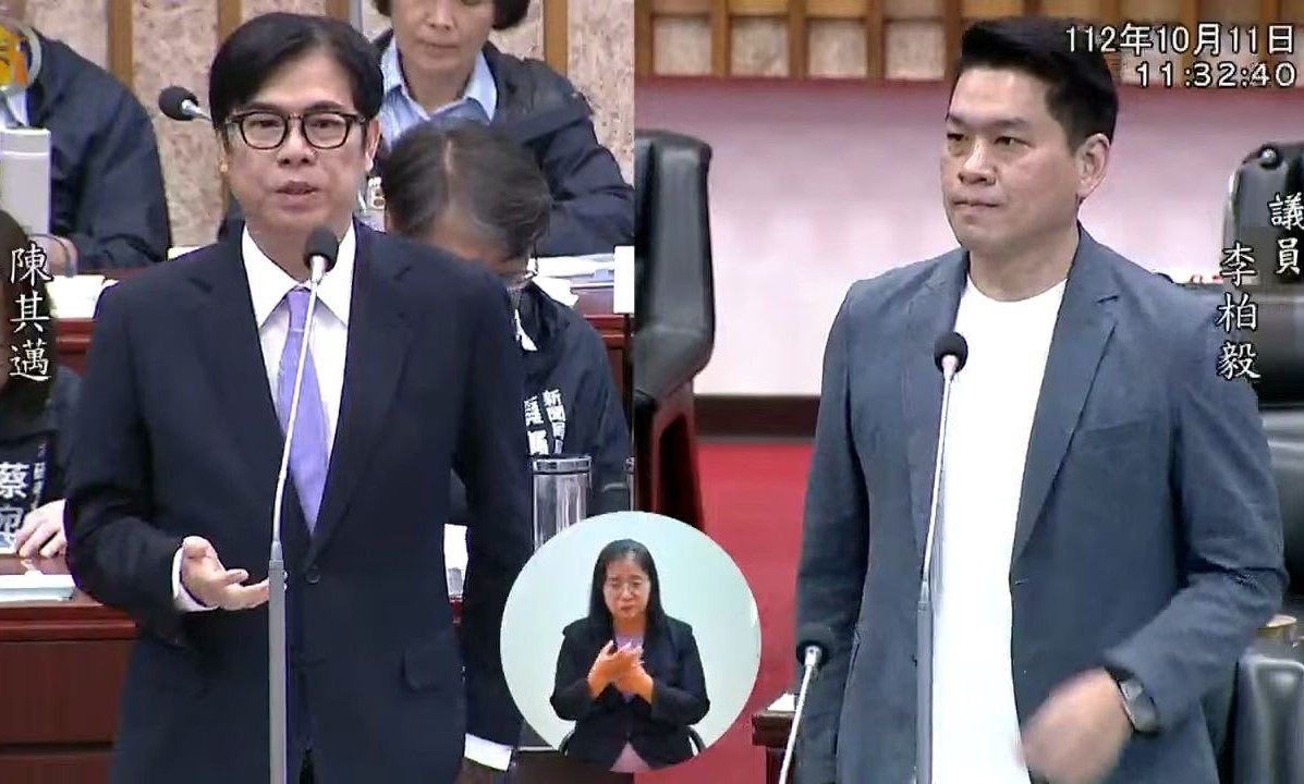 陳其邁(左)對李柏毅肯定答覆有關日照建設的質詢正面肯定。 圖：李柏毅服務處/提供
