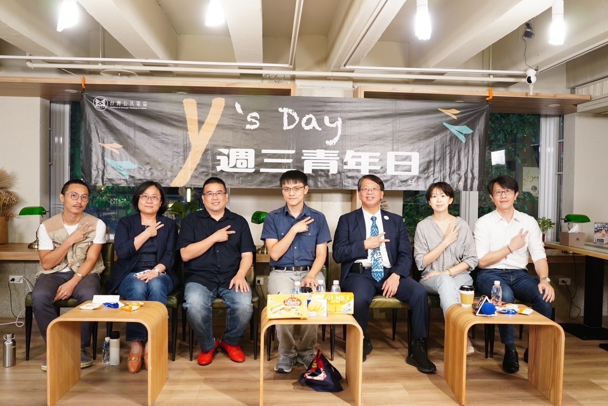 Y’s Day「週三青年日」第22場「樂為世界人！命定成為在『偉大航道』上追逐夢想的台灣青年」於11日晚上舉辦。舞台上由左至右依序為陳科廷、魏玫娟、石明謹、陳方隅、江明信、李可心、董思齊。 圖：Y’s Day「週三青年日」提供
