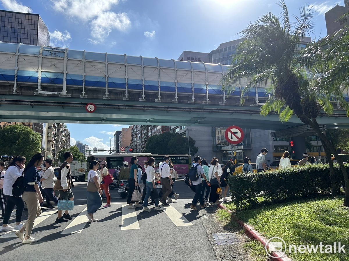 4縣市大雨特報！西南風今影響南部北東高溫上看36度 午後有雷陣雨
