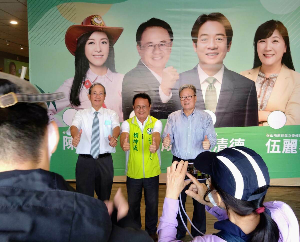 黨提名立委候選人賴坤成（中）的支持者昨（11）天成立「台東縣全民信賴台灣之友會」，且質疑原來地方黨部成立的「台東縣信賴台灣之友會」支持現任立委劉櫂豪。 圖：取自台灣東社臉書粉專。