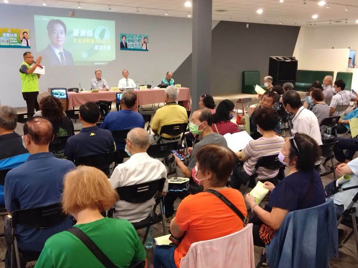 「台東縣全民信賴台灣之友會」由發起人余文儀醫師力邀台縣士農工商人士組成，聘陳建年為榮譽理事長，由選舉產生理監事，齊聚宣示啟動輔選賴坤成開跑。 圖：取自台灣東社臉書粉專。
