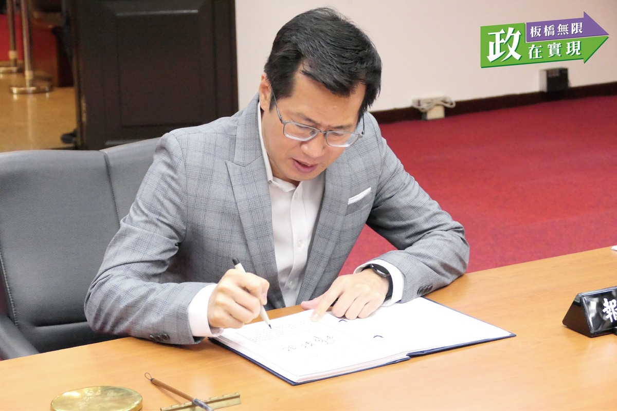 民進黨立委羅致政今(12)日於立院國防外交委員會提出臨時提案。 圖：取自羅致政臉書（資料照）