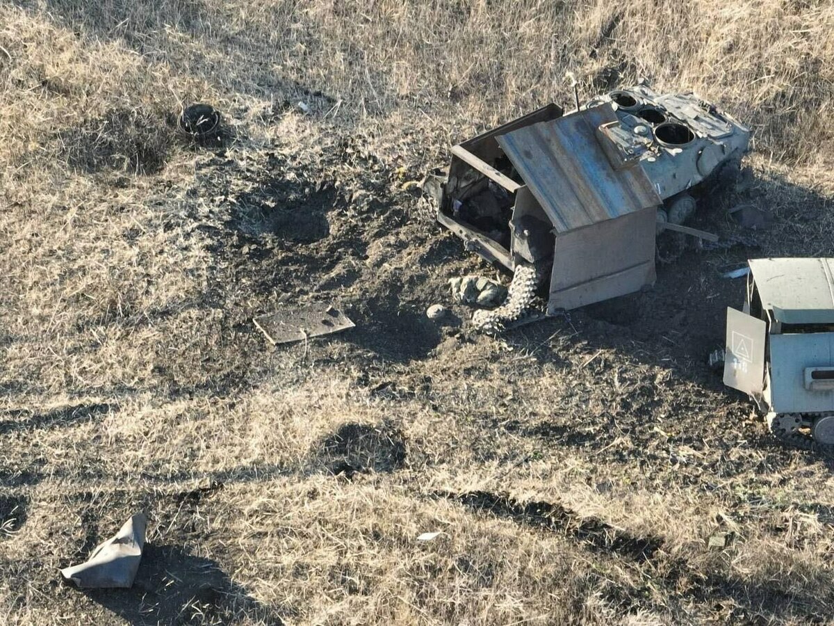俄軍近期發動閃電反攻戰，試圖佔領本阿夫季夫卡，然而最終以損失慘重收場。圖為笨破壞的裝載俄軍的裝甲車。 圖：翻攝自 IgorGirkin X（前推特）帳號