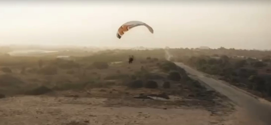 哈瑪斯步兵小隊使用飛行傘，從空中展開突襲行動。 圖：翻攝自錄有片