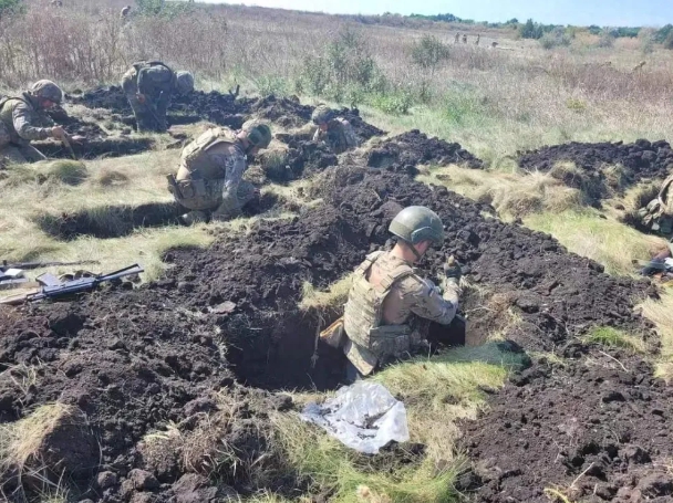 在前線挖好散兵坑，防範俄軍攻勢的烏軍。 圖 : 翻攝自李傑新觀察