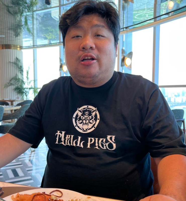 統神要製作遊戲角色時，使用「自拍轉換」的方式來捏出AI遊戲角色的臉。 圖：翻攝自亞洲統神IG