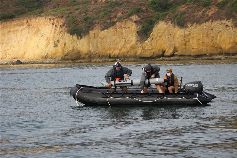 「REMUS 300」無人水下航行器重量約36至58公斤，約2至3名水兵就可以完成部署。 圖：翻攝HII官網