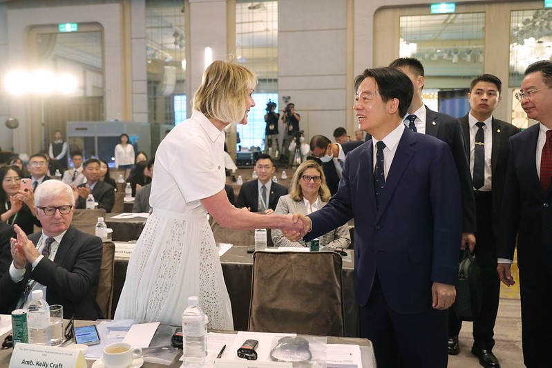 副總統賴清德今（12）日午出席「『2023玉山論壇：亞洲創新與進步對話』亞洲前瞻圓桌對話」時，與美國前駐聯合國大使克拉芙特（Kelly Craft）握手致意。 圖：總統府提供