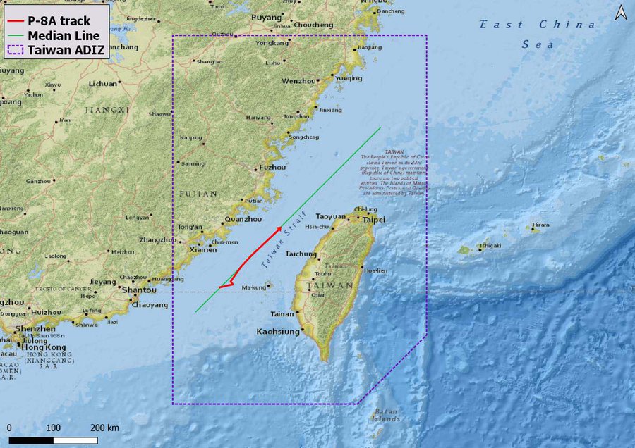 美軍P-8A反潛巡邏機12日沿台海中線上午由南往北飛行。 圖：翻攝「X」@duandang