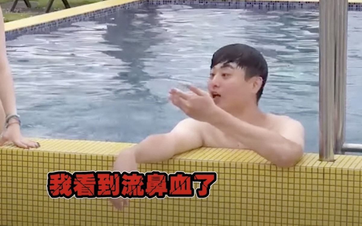 龜狗看著其他美女實況主穿泳裝的模樣竟當場流鼻血。 圖：翻攝自月希YT頻道