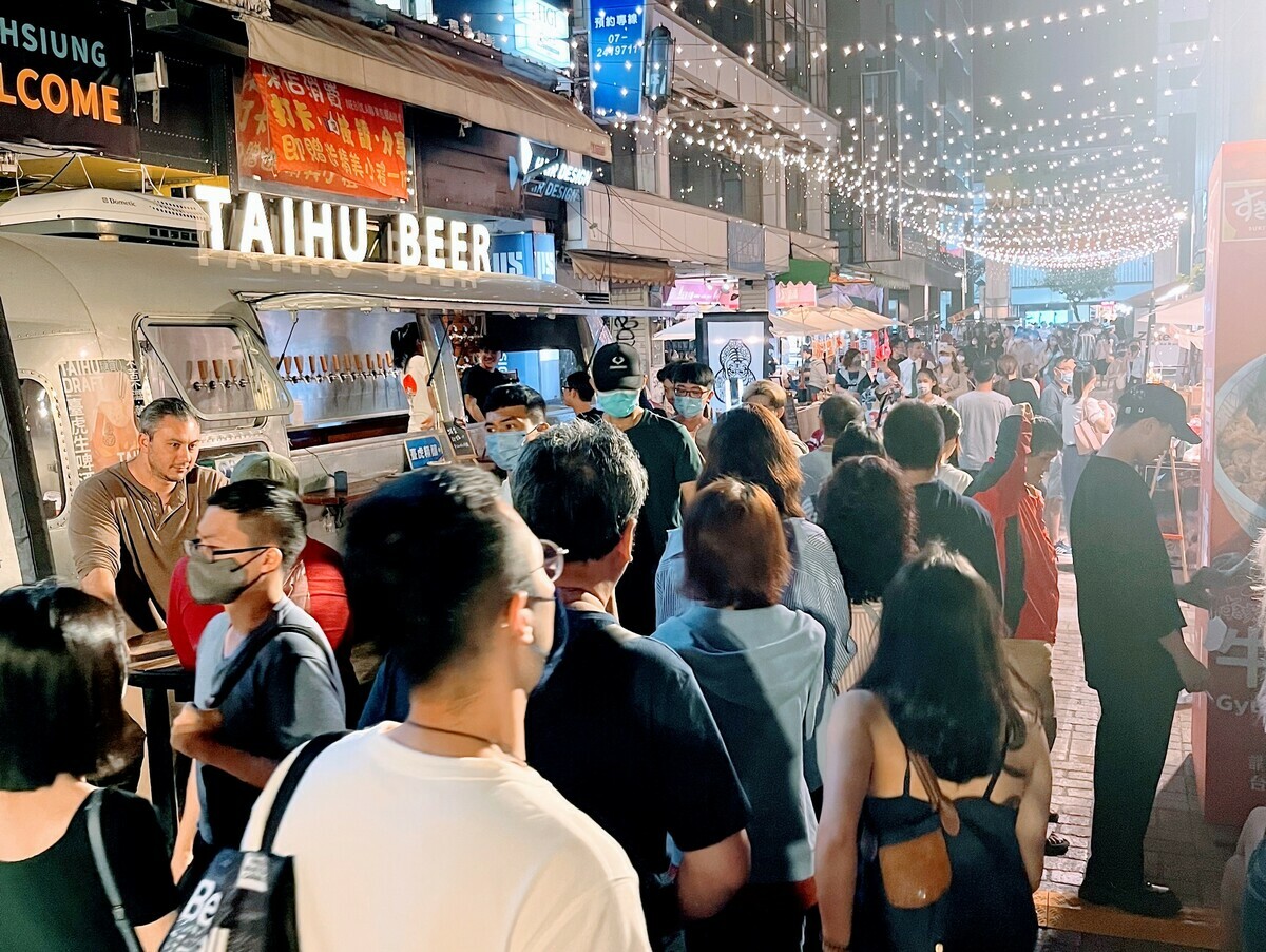 高市經發局邀市民到中央公園體驗橫跨台日咖哩的美味對決。 圖：高雄市經發局/提供