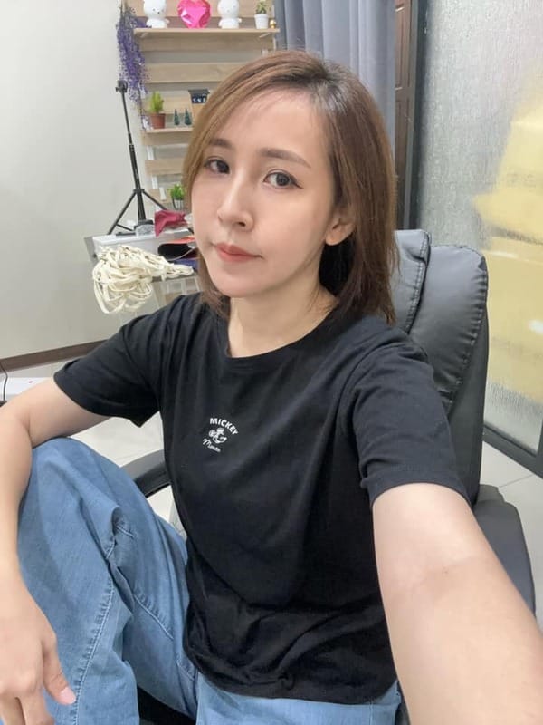 潔哥附上自己穿著寬鬆黑色T恤的照片，並表示「這才是標配」。 圖：翻攝自潔哥FB