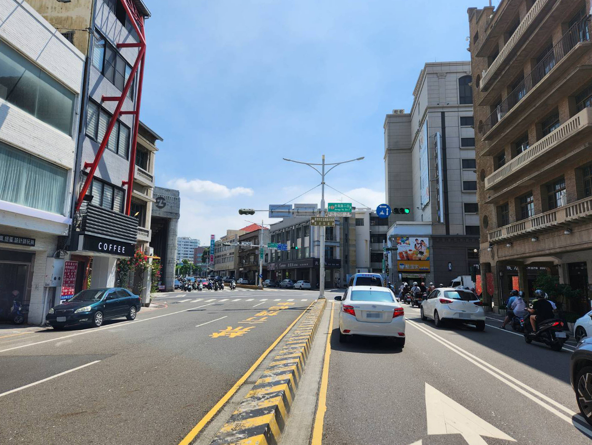 中西區中正路將試辦單向2車道路段開放機車行駛內側車道及路口直接左轉。 圖：翻攝自台南市政府官網