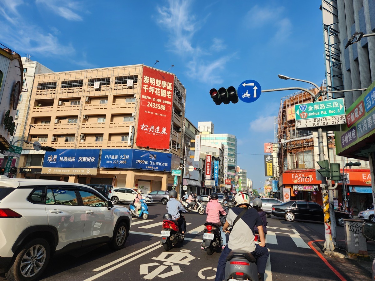 中西區府前路試辦單向2車道路段開放機車行駛內側車道及路口直接左轉。  圖：翻攝自台南市政府官網