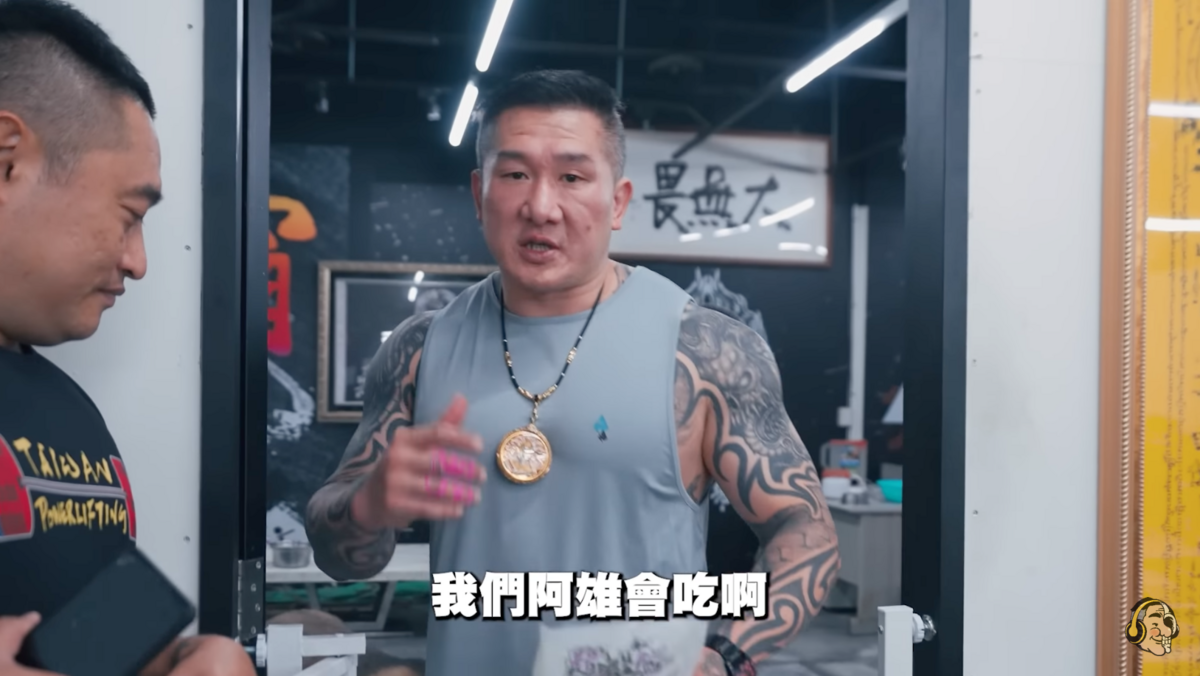 大雄三兩下就吃光，證明了狗會吃「超派炸雞」。 圖：翻攝自YT／館長惡名昭彰