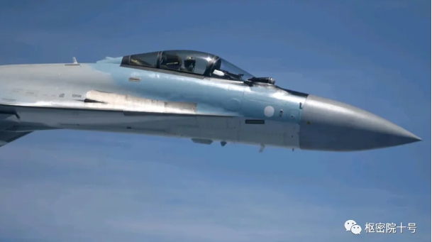 美軍P-8A偵察機近距離拍攝欄截它的蘇-35戰機。 圖 : 翻攝自樞密院十號