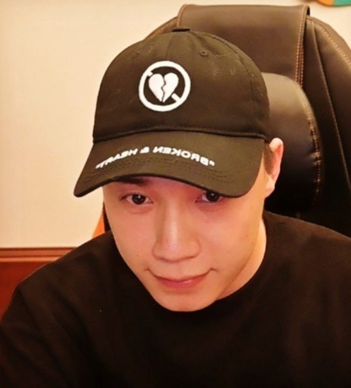Toyz在11日晚間直播跟超哥下跪道歉。 圖：翻攝自Toyz IG