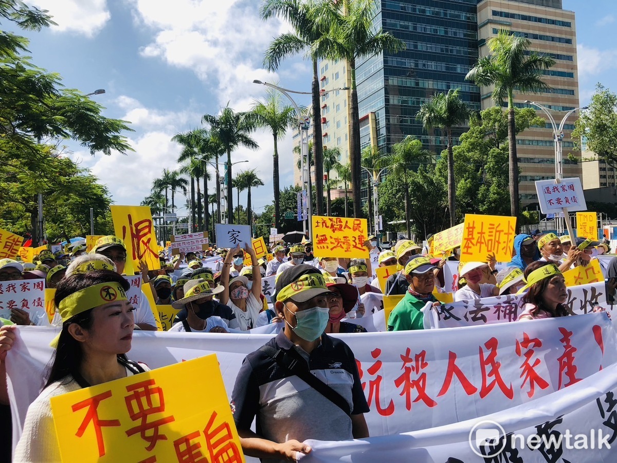 立委黃世杰、立委賴香伶、桃市議員游吾和、徐其萬等民代及多位里長、住戶代表今（13）天率眾北上立法院、行政院和監察院陳情抗議桃園航空城「先建後拆」開發案。 圖：謝莉慧/攝