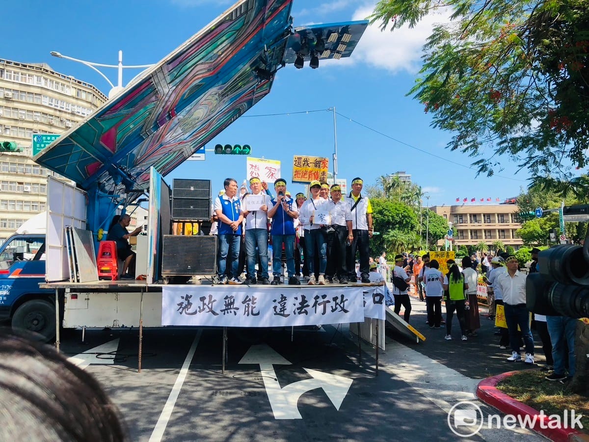 立委黃世杰帶領桃園航空城北上抗議拆遷戶喊口號。 圖：謝莉慧/攝
