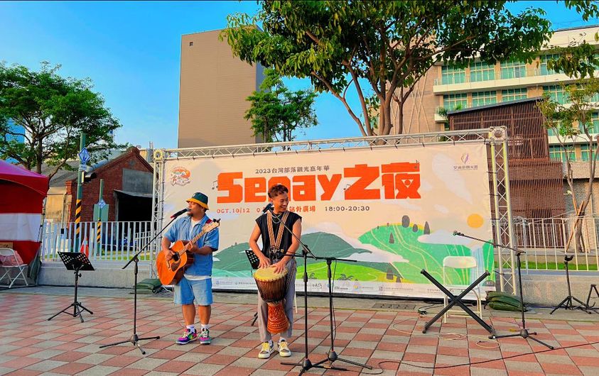 今年夜間活動也更精彩，今晚為部落團體美聲演唱，明為金曲之夜，由新科歌王葛西瓦、金曲新星潮州土狗、KIVI一起嗨翻全場。 圖：翻攝自台灣部落觀光嘉年華臉書
