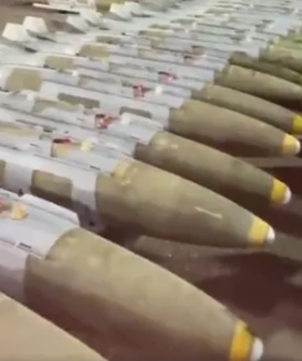 在以色列空軍基地，等著被裝填上戰機的導彈。 圖 : 翻攝自以色列空軍X平台