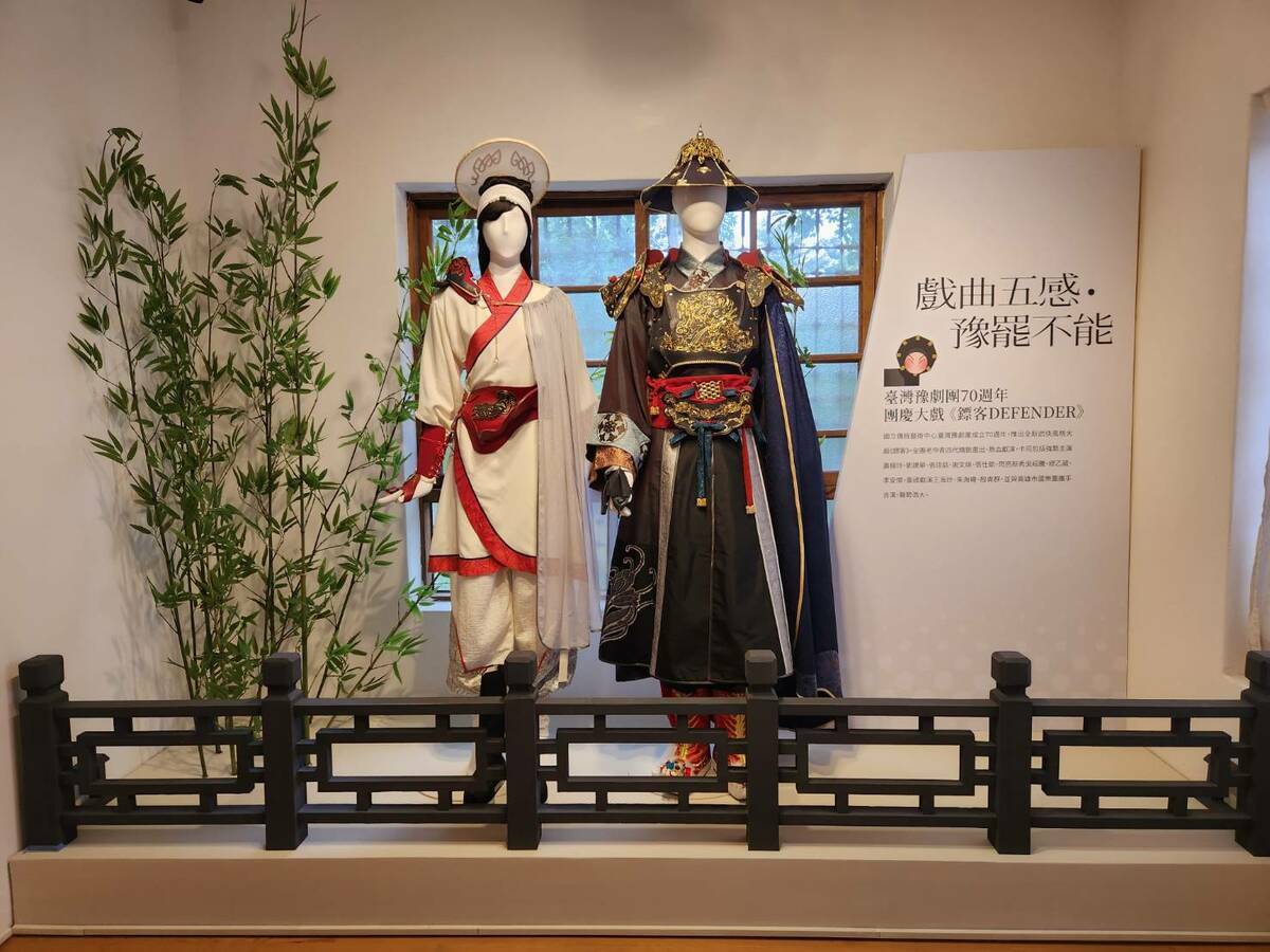 現場展出實體戲服，近距離感受戲服美學。 圖：高雄市立歷史博物館/提供