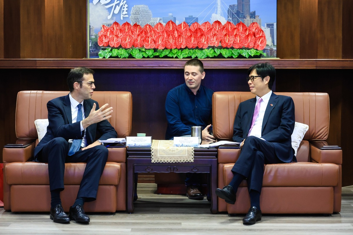 巴黎思(左)拜會陳其邁。 圖：高雄市行國處提供