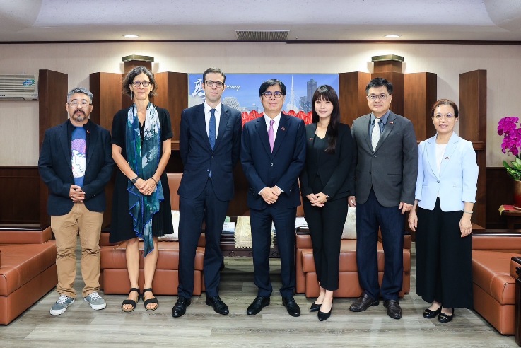 巴黎思(左三)首訪高市府。 圖：高雄市行國處提供