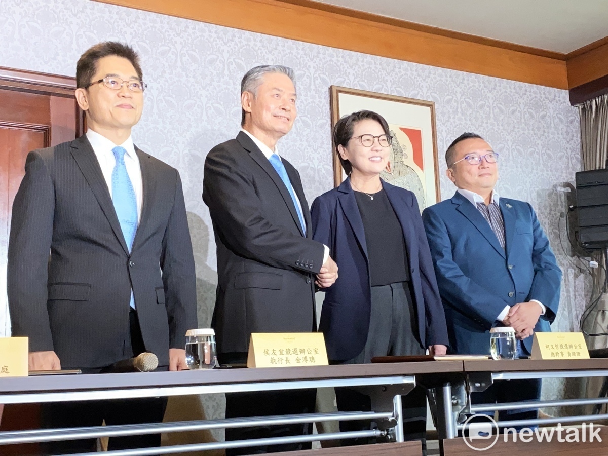 「藍白合」會前會今在台北福華飯店舉行，（左起）國民黨由國民黨秘書長黃健庭、侯友宜競辦執行長金溥聰代表，民眾黨則派出柯文哲競選總幹事黃珊珊、競辦主任周榆修與會。 圖：林昀真 / 攝（資料照）