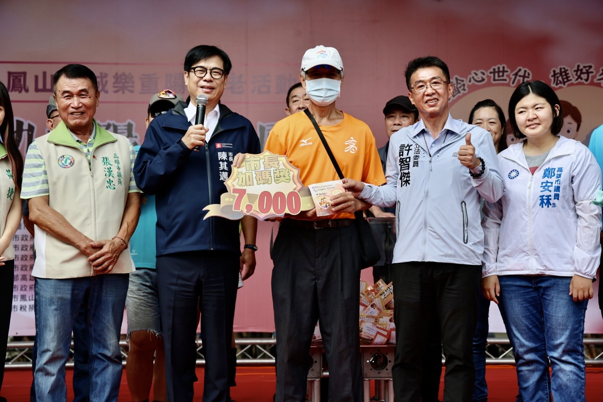 陳其邁(左二)落實在地安老政策。 圖：高雄市政府/提供