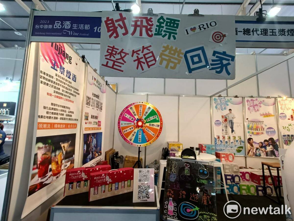 現在有射飛鏢遊戲可與消費者互動。  圖 : 唐復年/攝